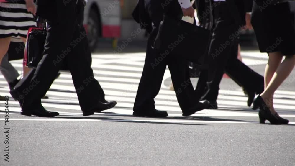 東京駅　通勤　6月　丸の内　朝　群衆　足元　早足
