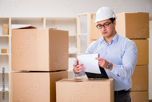 Man working in box delivery relocation service © Elnur
