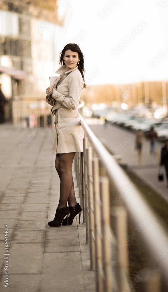 Naklejka premium Confident business woman on a modern office building background