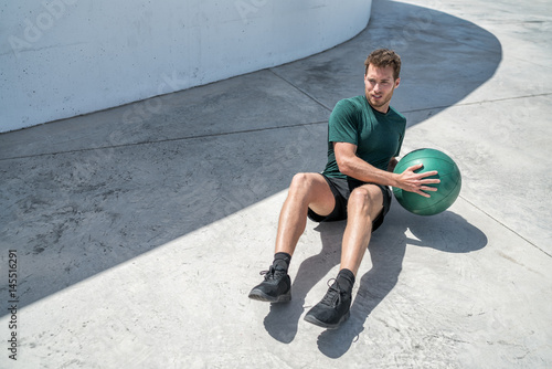 Fotografi Medicine ball exercise russian twist man