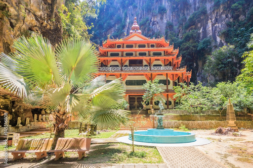Fotografie Sam Poh Tong Temple is the most famous and developed cave temple in Malaysia, which is located at Gunung Rapat in the south of Ipoh