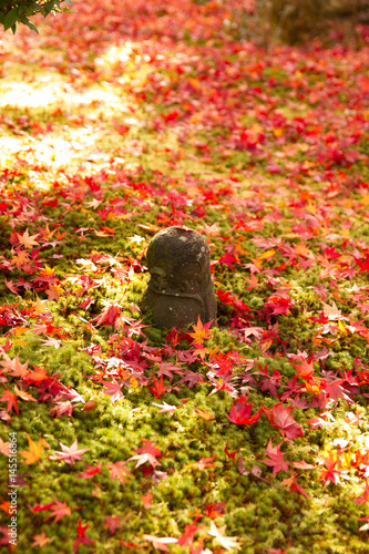 Wallpaper Mural 京都の紅葉と地蔵 Torontodigital.ca