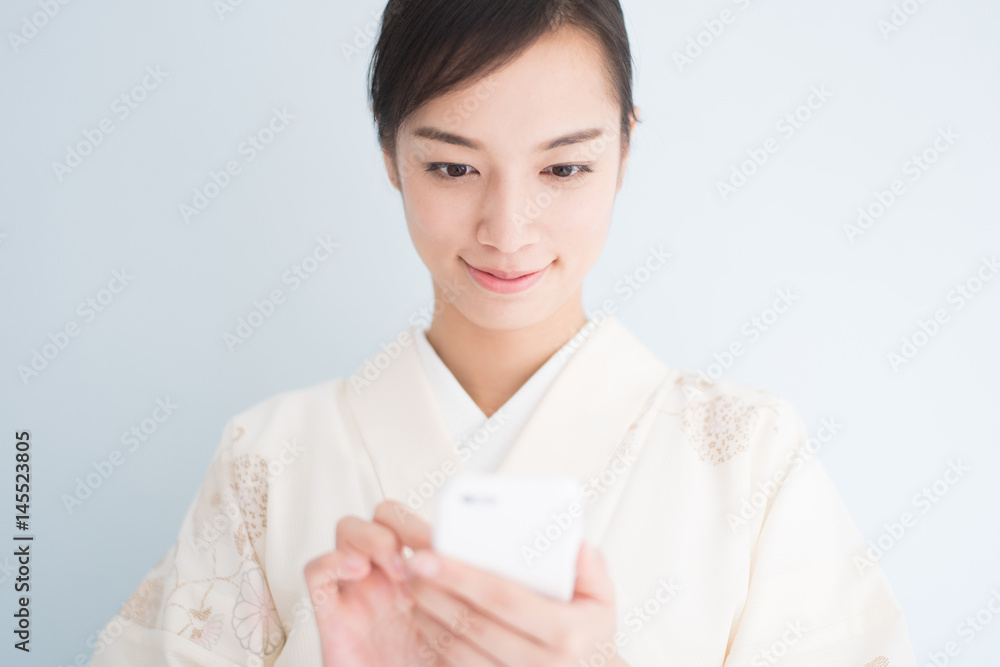スマートフォンを使う着物姿の女性 スマートフォンを使う着物姿の女性