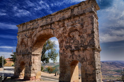 Puerta romana sobra la llanura de Medinaceli