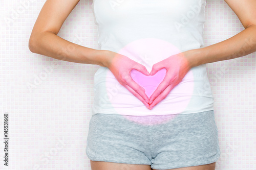 Wallpaper Mural お腹にハートを作る女性 Torontodigital.ca