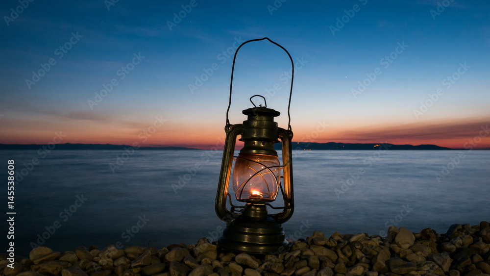 Obraz premium Petrol light on the coast at evening