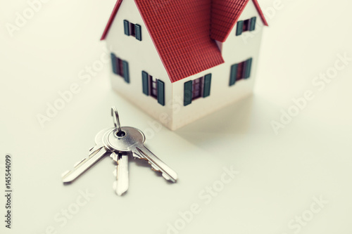 close up of home model and house keys © Syda Productions