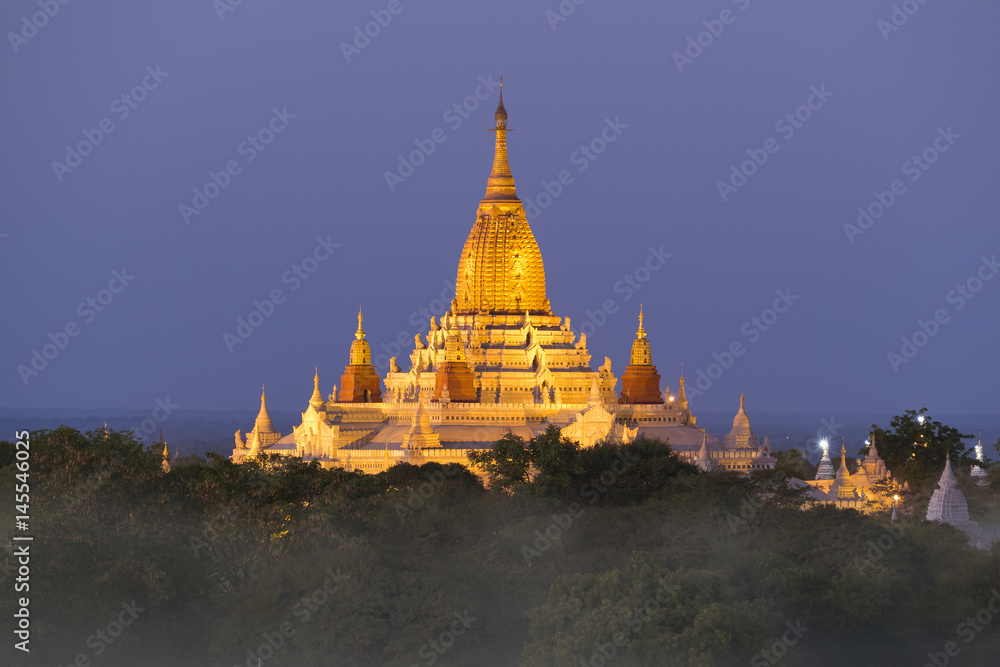Naklejka premium Illuminated Ananda Pagoda in Bagan at night