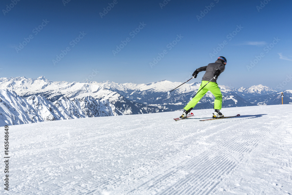 Skifahrer auf der Piste in den Alpen