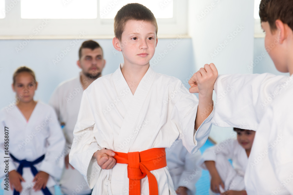 Obraz premium Smiling boys training in pair