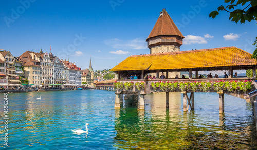 Photo Historic town of Lucerne with famous Chapel Bridge, Canton of Lucerne, Switzerla
