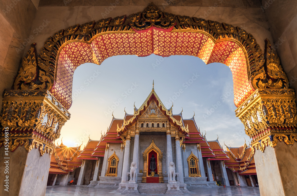 Obraz premium Wat Benchamabophit czyli Świątynia Marmurowa, Piękna i słynna Świątynia w Bangkoku w Tajlandii - najnowocześniejsza i jedna z najpiękniejszych królewskich świątyń w Bangkoku,