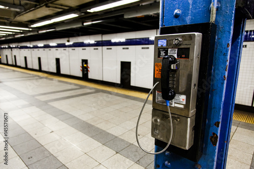 Foto Payphone on Subway Station Platform
