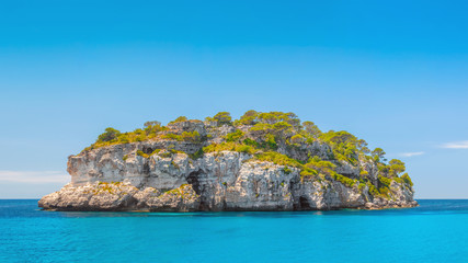 Papier peint photo Île Îlot désert aux eaux turquoise  © tuulijumala