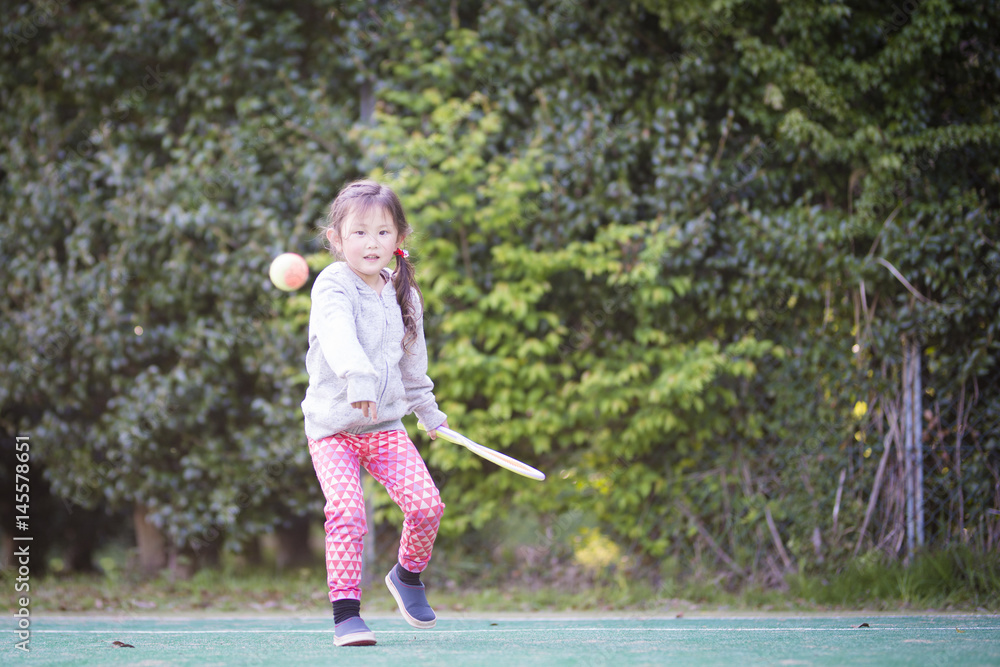 Naklejka premium テニスをして遊ぶ女の子