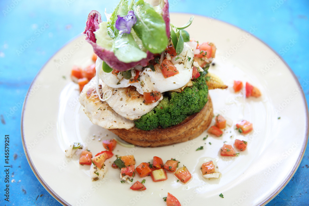 Eggs benedict with grilled chicken and bread Eggs benedict with grilled chicken and bread
