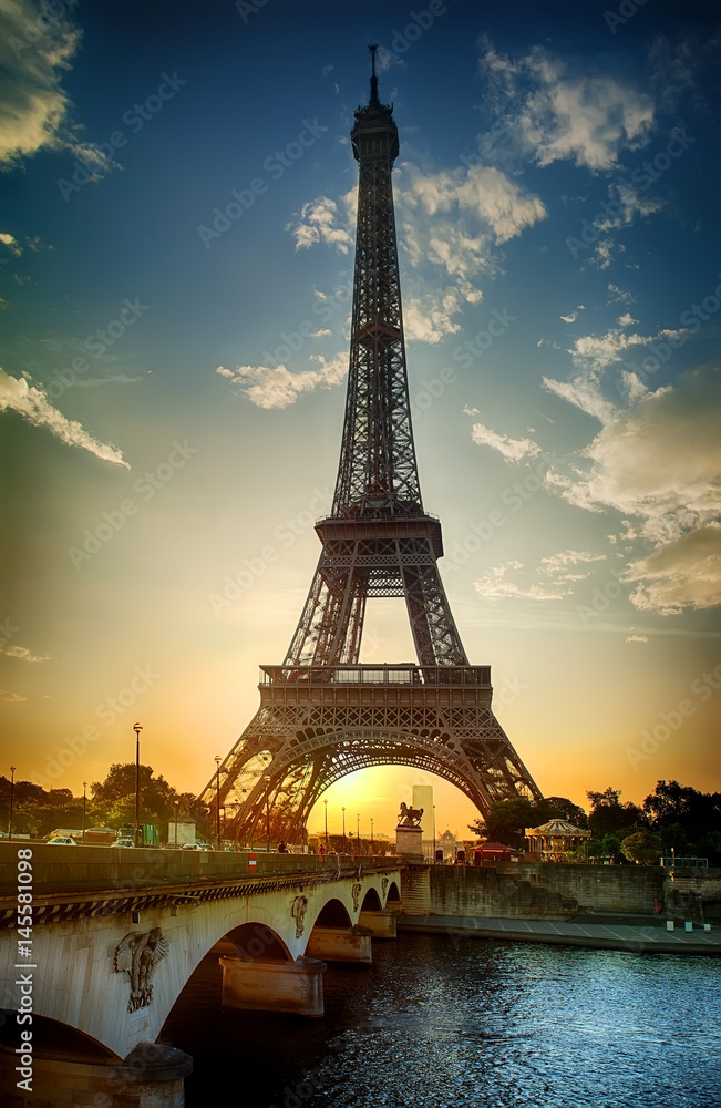 Obraz premium Majestic Eiffel Tower