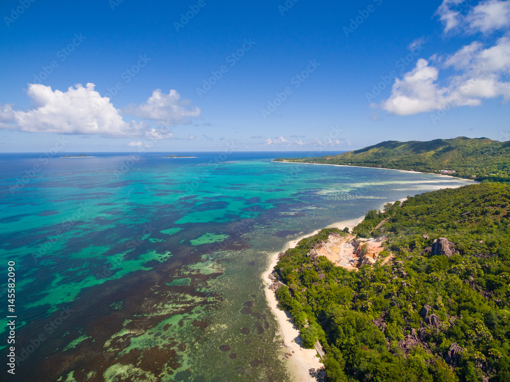 Luftbild: Küstenlandschaft von Praslin, Seychellen