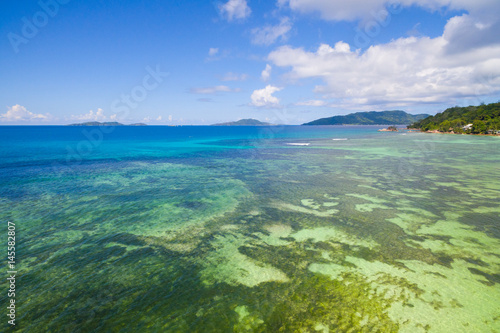 Luftbild: Küstenlandschaft von Praslin, Seychellen © naturenow