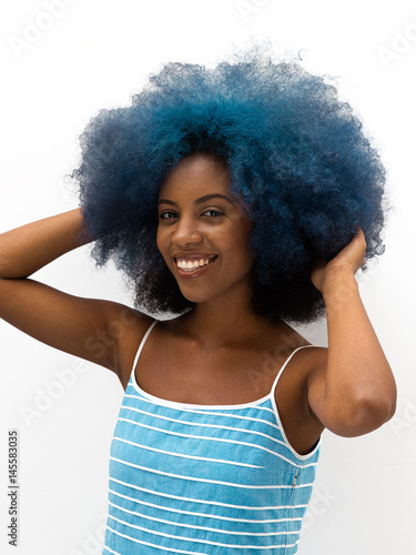 Mulher de cabelo crespo azul