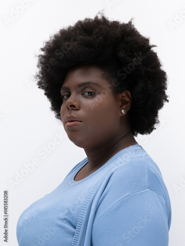 Fotografia, Obraz Mulher negra com cabelo black power séria