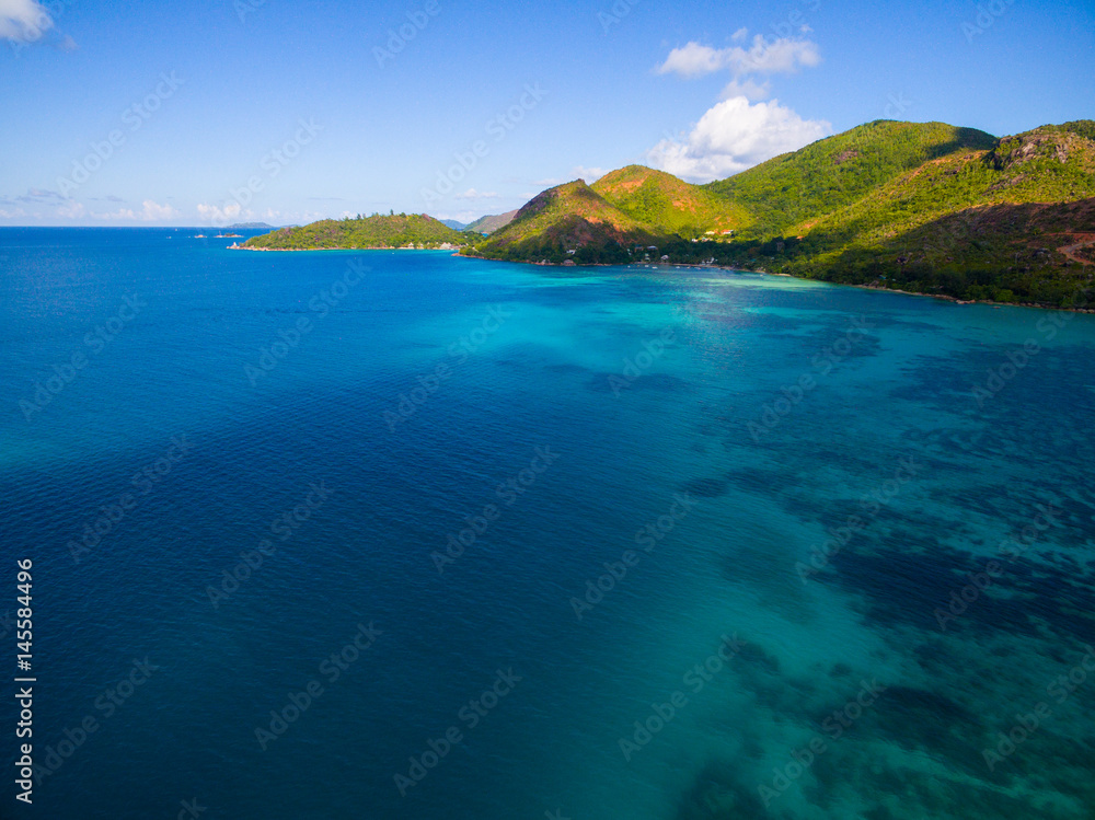 Luftbild: Küstenlandschaft von Praslin, Seychellen