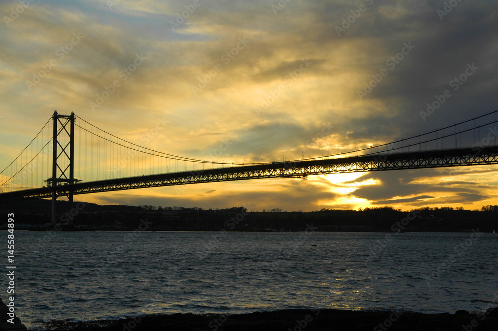 Obraz premium Forth Road Bridge at dusk