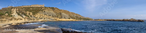 Die Bucht Xatt I-Ahmar unter dem Fort Chambray bei Mgarr / Gozo / Malta