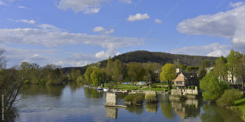 Fototapeta premium Panorama sur Seine au vieux moulin de Vernon (27200), département de l'Eure en région Normandie, France