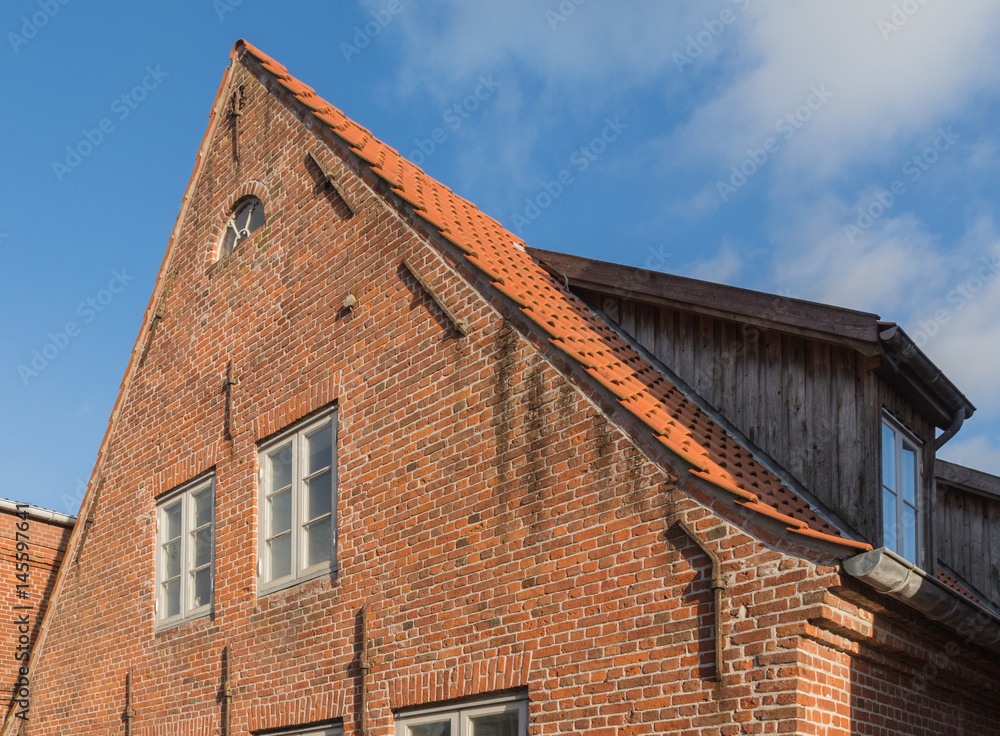 Giebelwand eines Hauses mit Fenstern Giebelwand eines Hauses mit Fenstern