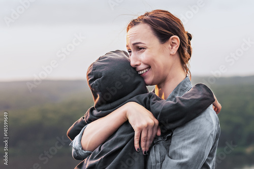 Konstfotografi Mom cries and hugs the child.