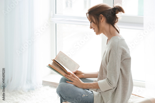 Beautiful young woman readi...