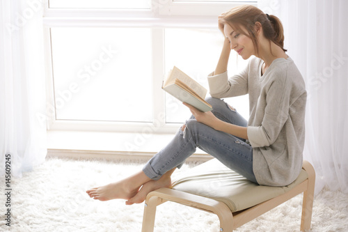 Beautiful young woman readi...