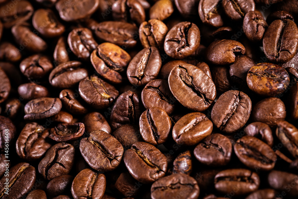 Fototapeta premium roasted coffee beans background. brown texture