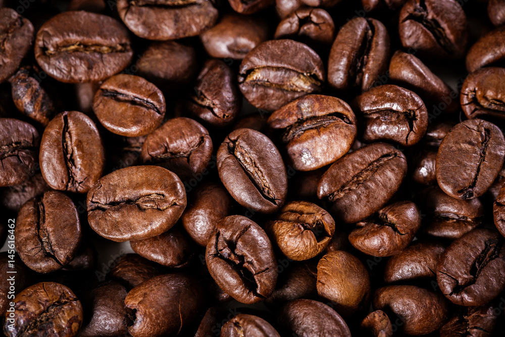 Fototapeta premium roasted coffee beans background. brown texture