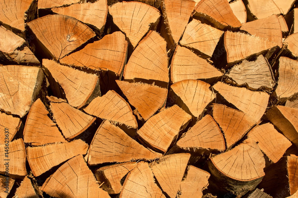Holzstapel mit gehacktem Buchenholz Holzstapel mit gehacktem Buchenholz