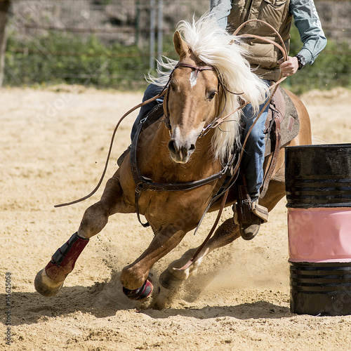 équitation western, épreuve de barrel racing