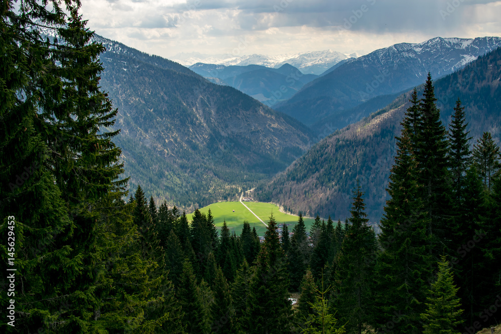 Fototapeta premium Ausblick auf das Gebirge und ein Tal bei einem Wetterschauspiel