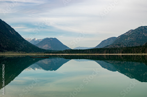 Spiegelung am Tag beim Sylvensteinsee mit Blick auf die Berge