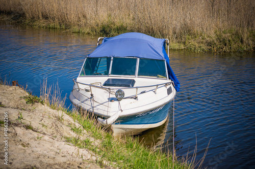 Wallpaper Mural Пришвартованная частная моторная лодка Torontodigital.ca