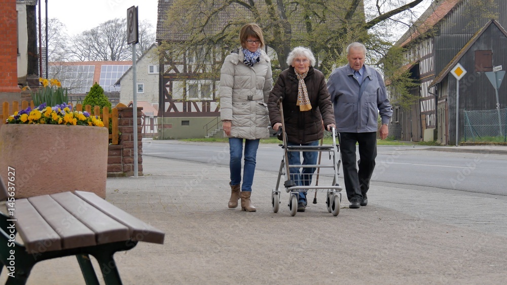 Betreuerin beim Laufen mit Senioren