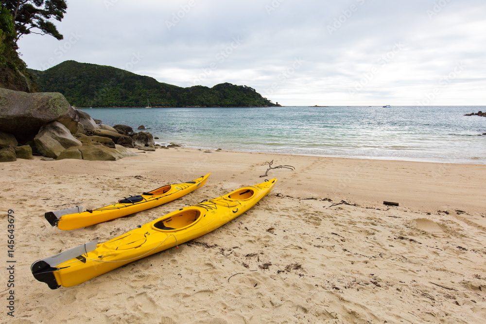 Zwei Kanus Kajaks im Abel Tasman National Park Zwei Kanus Kajaks im Abel Tasman National Park