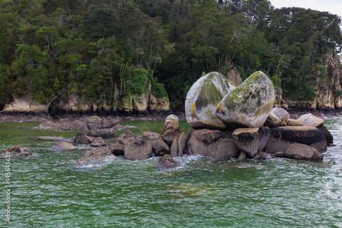 Zerbrochener Fels im Abel Tasman National Park photo