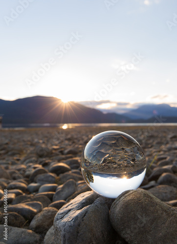 Glaskugel in der Abendsonne am See von Te Anau in Neuseeland