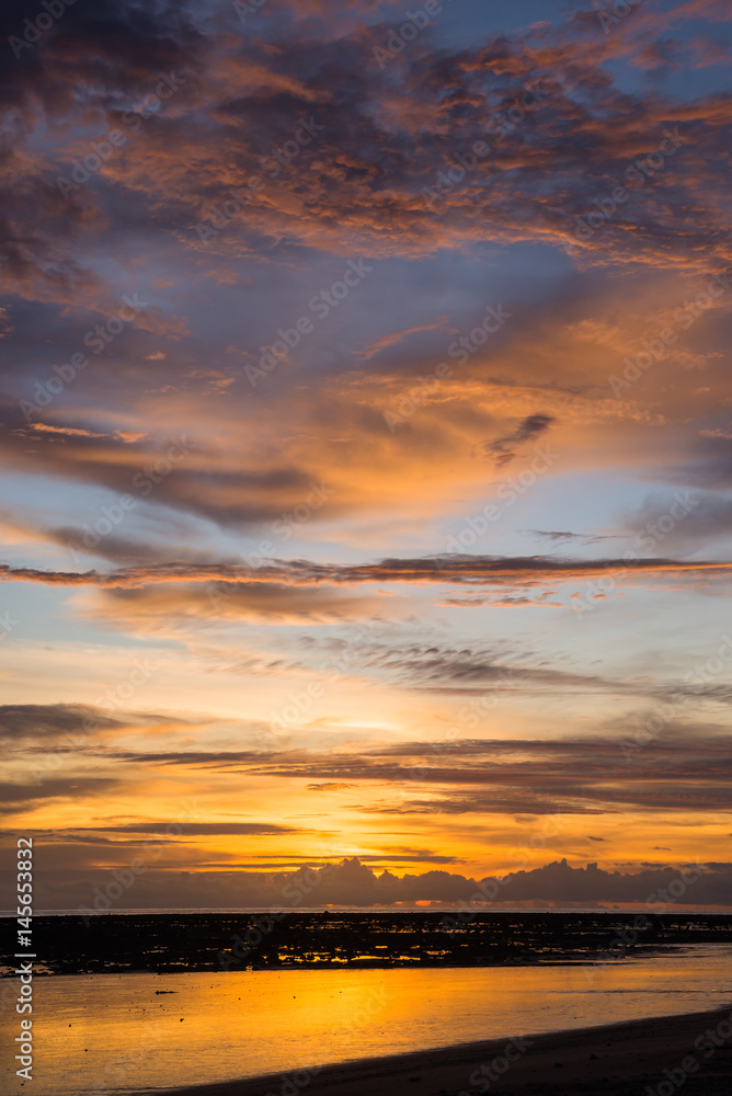 Fototapeta premium Sky and beautiful sunsets on the beach.