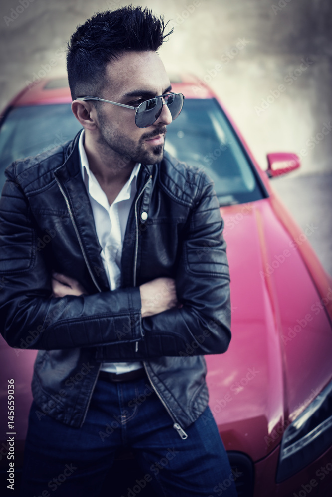 Obraz premium Young confident man with a sport car