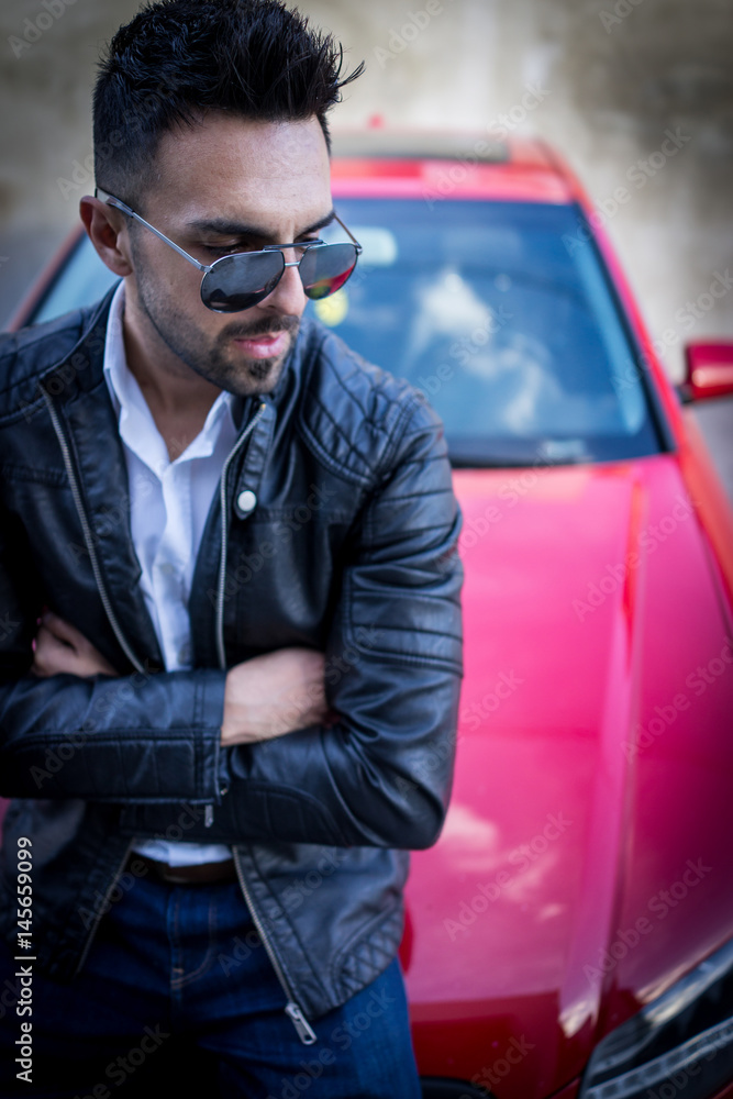 Obraz premium Young confident man with a sport car