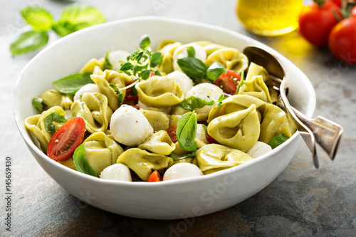 Tableau sur toile Italian pasta salad with spinach ricotta tortellini