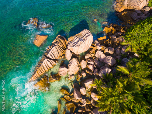 Luftaufnahme: Granitfelsen an der Küste von La Digue, Seychellen