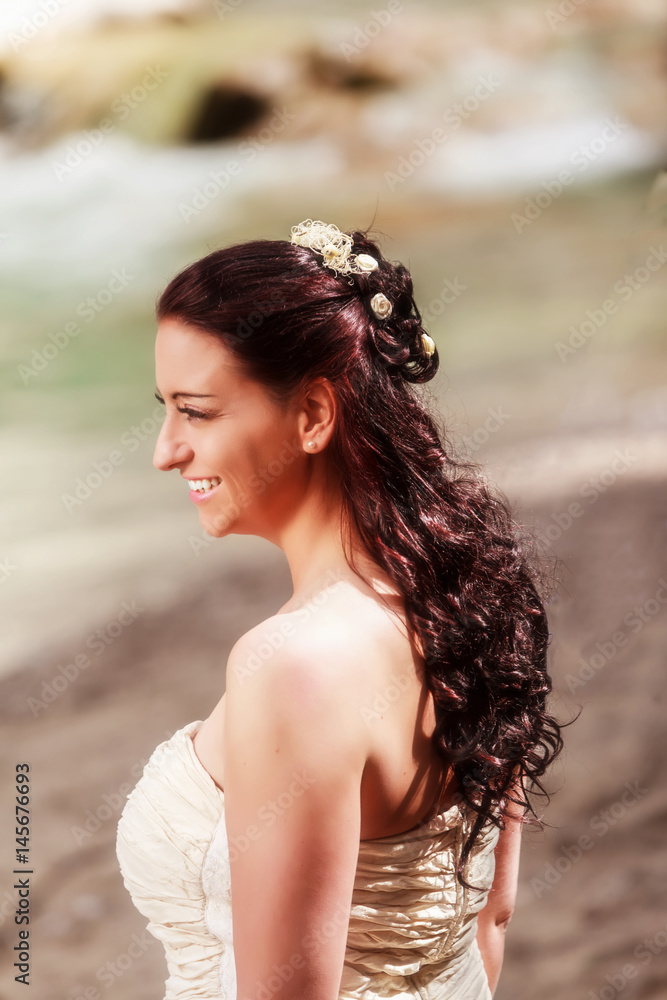 Hochzeitsfrisur mit langen halboffenen Haaren
